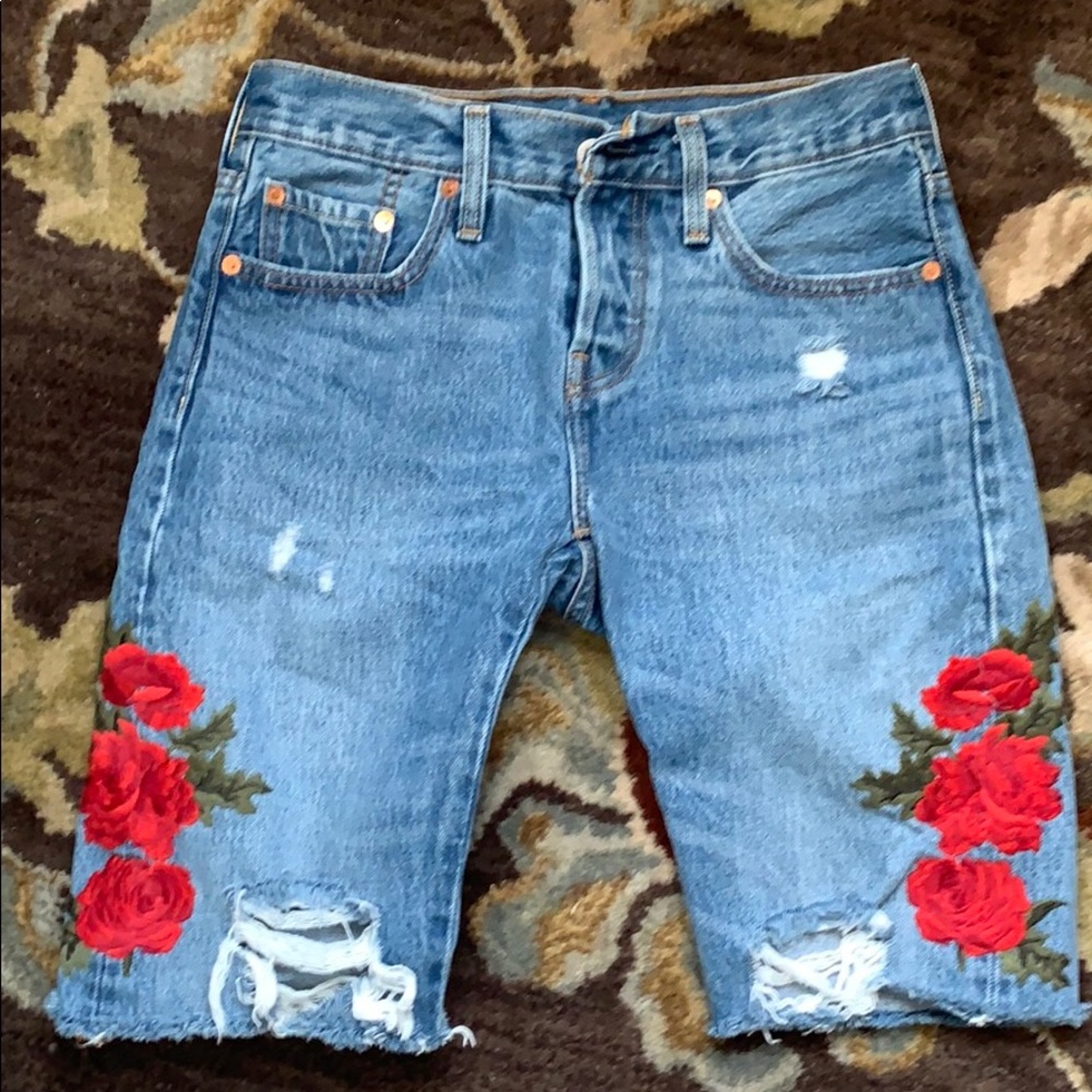 Levi’s embroidered shorts 🌺